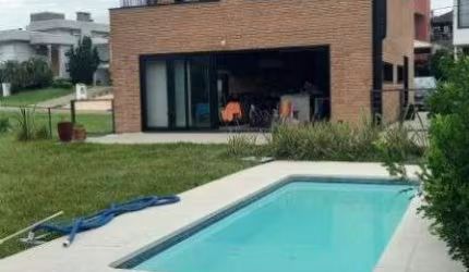 Luxuosa Casa com Área Privativa de 620m² e Conforto Impecável