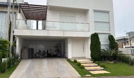 Residência Exclusiva em Condomínio Fechado - 3 Suítes, Closet, e Espaço Gourmet