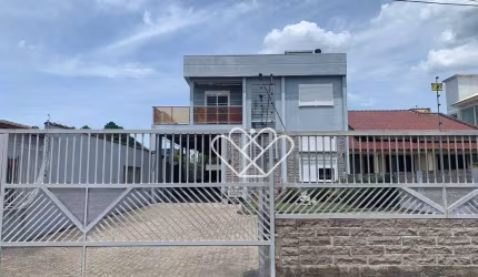 Residência Exclusiva de Três Pisos: Seu Novo Lar de Conforto e Elegância