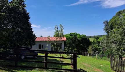 Casa Aconchegante com Grande Terreno e Vagas no Bairro Condado Del Rey