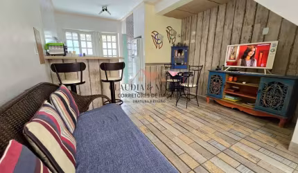 APARTAMENTO DUPLEX EM CONDOMÍNIO.