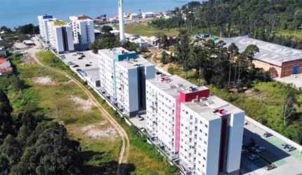 Brisas do oceano,50 metros do mar fica em Palhoça e fornece área de praia privativa, piscina ao ar livre, Wi-Fi grátis e uma recepção 24 horas. Iguatemi Florianópolis fica a apenas 34 km de distância.