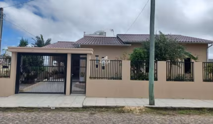 Casa para Venda em Sombrio, Centro, 3 dormitórios, 1 suíte, 2 banheiros, 2 vagas