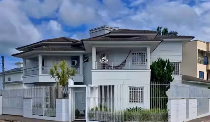 Casa para Venda em Sombrio, Centro, 4 dormitórios, 1 suíte, 2 banheiros, 2 vagas