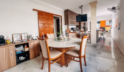 Casa com churrasqueira e 04 quartos no Bairro Umuarama
