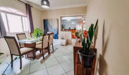 Casa 04 quartos com jardim no bairro Paraíso - Araçatuba/SP