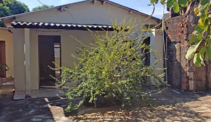 Vende-se casa no Jardim Planalto. Casa de madeira em ótima localização. Terreno amplo