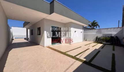 Casa com 3 dormitórios com piscina em Itanhaem