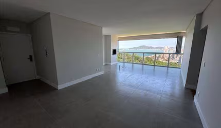 Vista mar e montanha em Penha