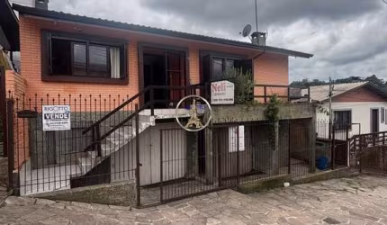 Casa com 5 quartos à venda no Diamantino, Caxias do Sul  por R$ 450.000