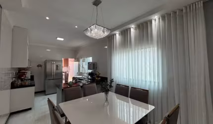 Casa a venda montada com planejados no bairro jardim Holanda