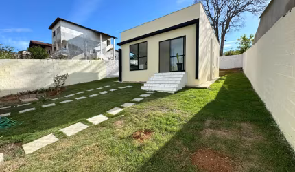 Casa Linear com Terreno de 350 m2 a 2 quadras do Mar em Jacaraípe-Serra/ES