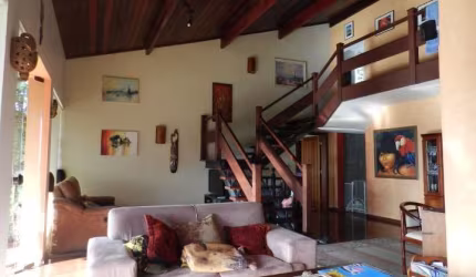 Chácara em Jundiaí, junto a serra do Japi, com piscina, poço artesiano e extensa área de mata nativa.