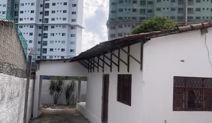 Casa de esquina em Neópolis / Capim Macio
