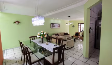 Casa  térrea em Capim Macio - Rua Comercial