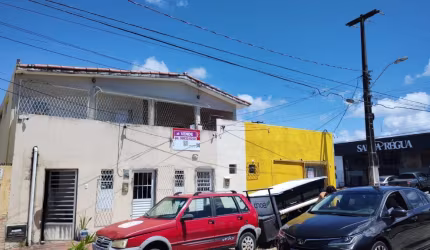Casa / Comercial em Capim Macio - Village