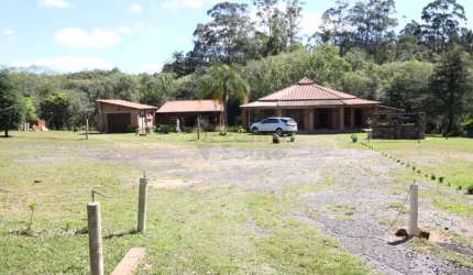 Sítio Comercial à Beira de Arroio com Espaço para Acampamento e Churrasqueiras: Oportunidade Única!