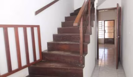Sobrado amplo com pátio no bairro Areal