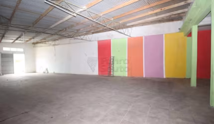 Prédio Comercial Amplo para Locação na Av. Domingos de Almeida - Espaço Ideal para seu Negócio!
