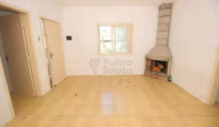 Casa espaçosa com pátio amplo no Laranjal!