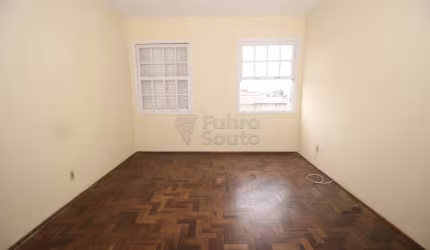 Amplo Apartamento com Três Dormitórios no Centro de Pelotas - Espaço e Conforto em Localização Privilegiada