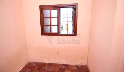Casa com 03 quartos no centro .