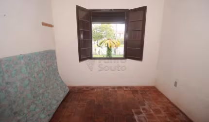 Casa com amplo pátio a duas quadras da orla do Laranjal