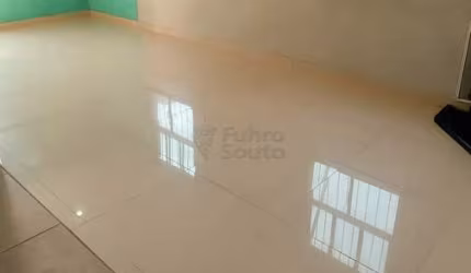 Casa para Aluguel com 4 Quartos na Avenida Vinte e Cinco de Julho em Pelotas