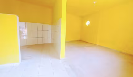 AMPLO TERRENO, PLANO, MURADO COM GALPÃO E 2 CASAS