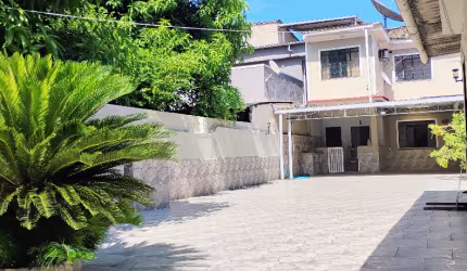 Excelente casa duplex com mega quintal.