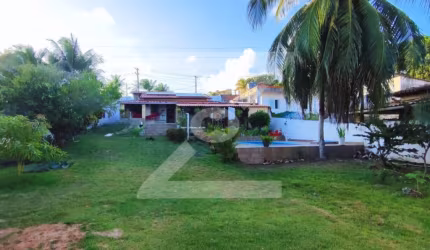 Casa com Piscina e Espaço Externo na Estrada do Coco