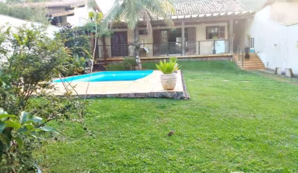 2LT348 - Excelente casa com piscina em Itaipuaçu.