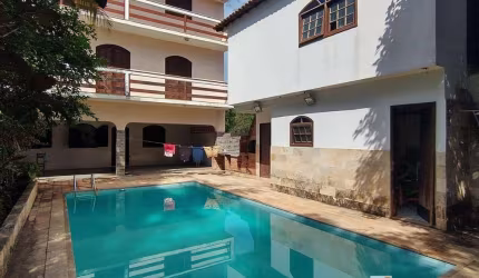 Triplex com 6 Quartos (4 suítes) com piscina e churrasqueira prox. a praia no Jd. Atlântico Central