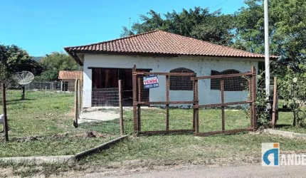 ÓTIMA CASA COM 181,65M² DE ÁREA CONSTRUÍDA E 6.622,86M² DE TERRENO, NO CONDOMÍNIO TRÊS REIS.