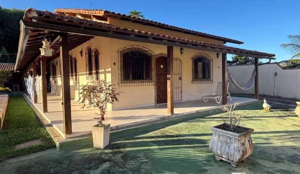 Excelente casa com 4 Quartos (sendo 2 suítes) com piscina e churrasqueira em terreno 600m² prox. a praia  no Jd. Atlântico Oeste