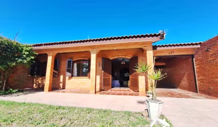 Encantadora Residência com Anexo apenas 3 Quadras da Praia no Centro de Cidreira/RS