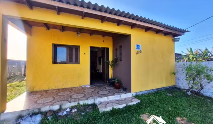 Casa com 2 Dormitórios e Pátio Amplo em Cidreira/RS