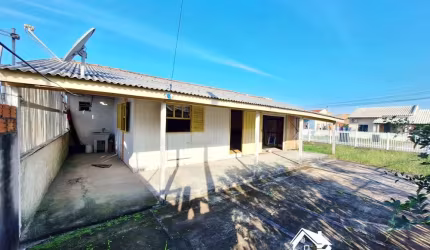 Terreno de Esquina em Rua Asfaltada com Casa de Madeira na Praia de Cidreira/RS