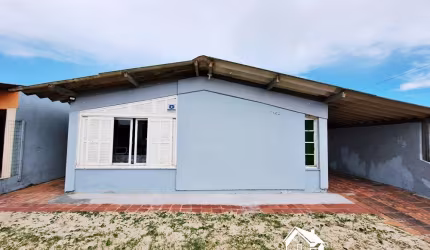 Casa com 3 Dormitórios e Anexo com Suíte no CENTRO em Quadra Beira Mar na Praia de Cidreira/RS