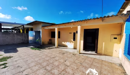 Excelente Casa em Rua Asfaltada no Centro da Praia de Cidreira/RS