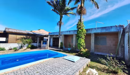 Casa com 4 Dormitórios, Suíte, Espaço Gourmet com Churrasqueira e Piscina na Praia de Cidreira/RS