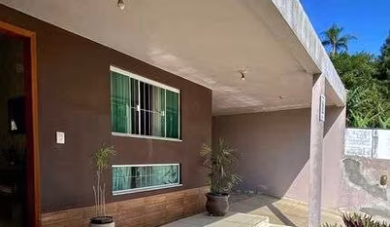 Casa Espaciosa com Amplo Terreno em Penha: Conforto e Versatilidade