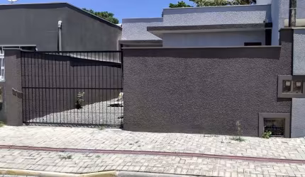 Casa de Alto Padrão: 2 Dormitórios, Suíte e Potencial de Expansão