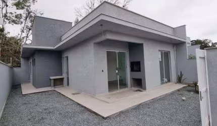 Casa de Praia com Varanda e Espaço para Piscina em Balneário Piçarras