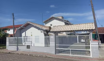 Casa ampla no terreno - 05 dormitórios - 450m da praia - Semi mobiliado