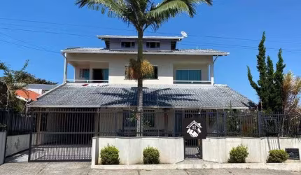 Sua Casa dos Sonhos em Barra Velha: Conforto e Elegância à Beira-Mar