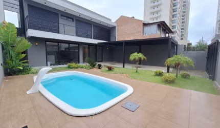 Casa Alto Padrão em Balneário Piçarras: 240m² de Conforto e Elegância!