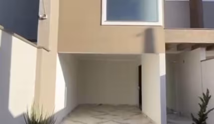 Sobrado de alto padrão com 3 quartos e 2 vagas em Balneário Piçarras