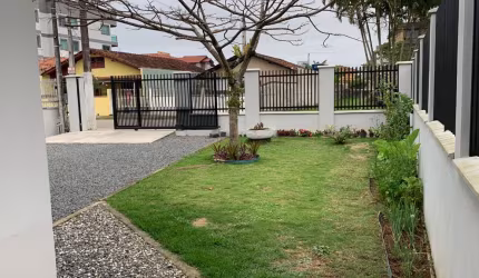 Casa mobiliada em Barra Velha, 4 quartos e lazer completo