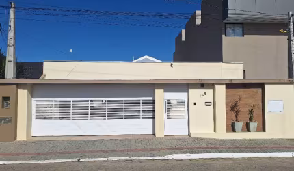 Casa com Piscina na Penha: Conforto e Lazer Completo!